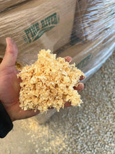 Load image into Gallery viewer, Pine River Shavings